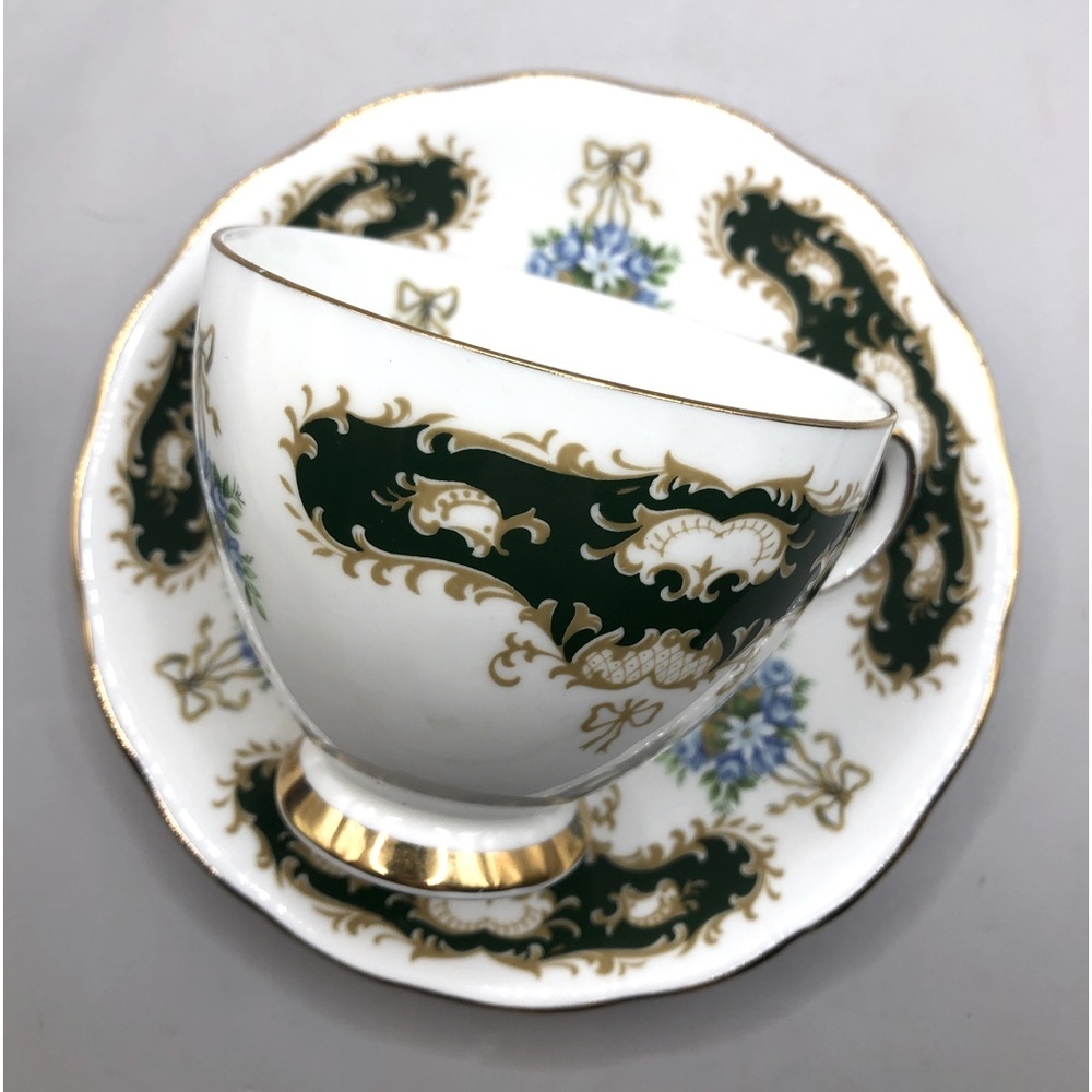 Queen Anne 8362 Bone China England Teacup & Saucer, White w/Evergreen Scrolls